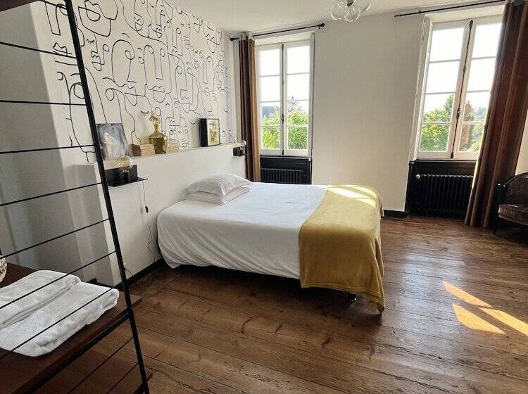 스탠다드 룸, Artefact