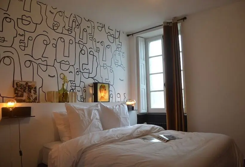 Standart Oda, Artefact