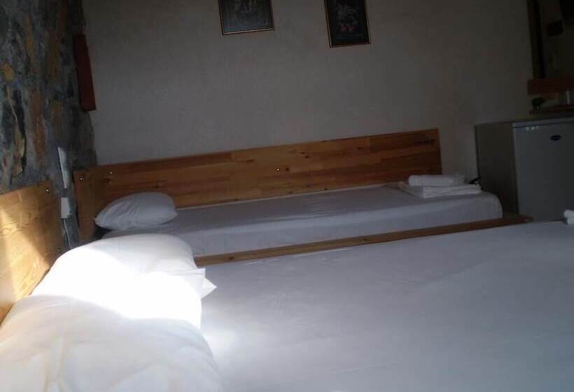 חדר סטנדרט לשלושה, Arachovitika Kalivia