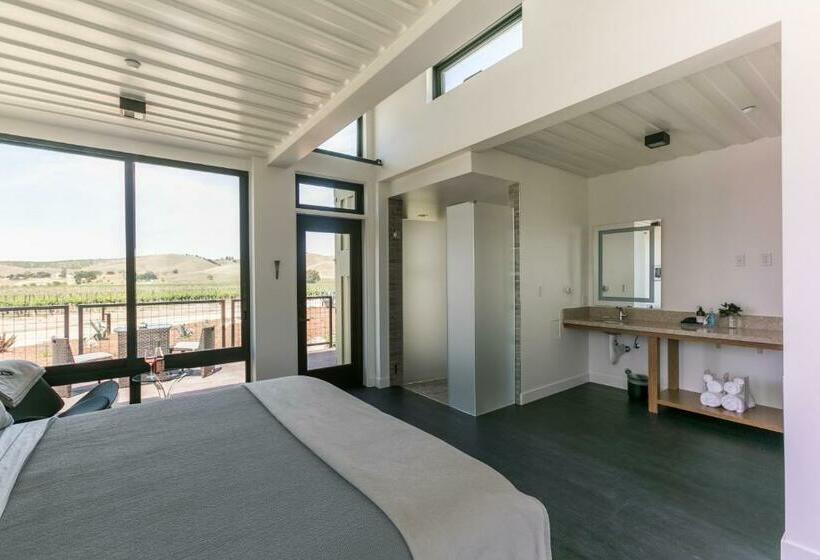 חדר סטנדרט עם מיטת קינג, Geneseo Inn