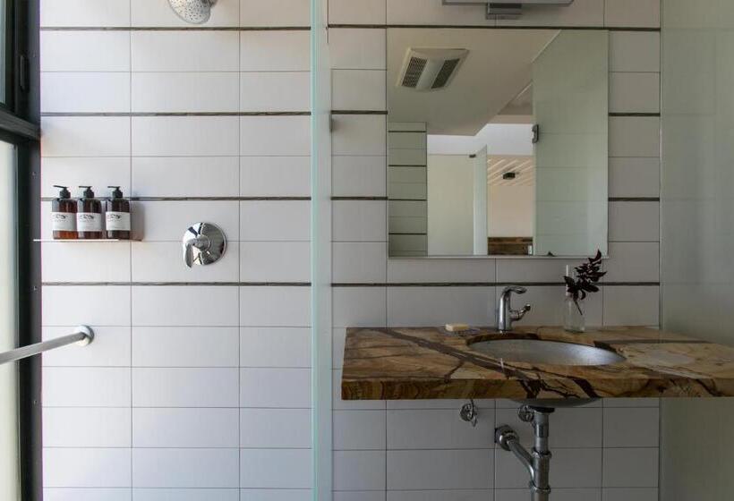 חדר סטנדרט עם מיטת קינג, Geneseo Inn