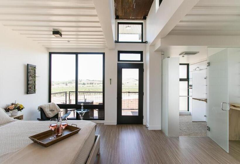 חדר סטנדרט עם מיטת קינג, Geneseo Inn