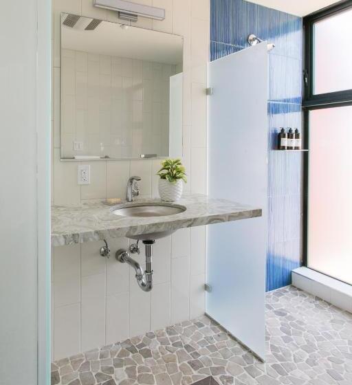 חדר סטנדרט עם מיטת קינג, Geneseo Inn