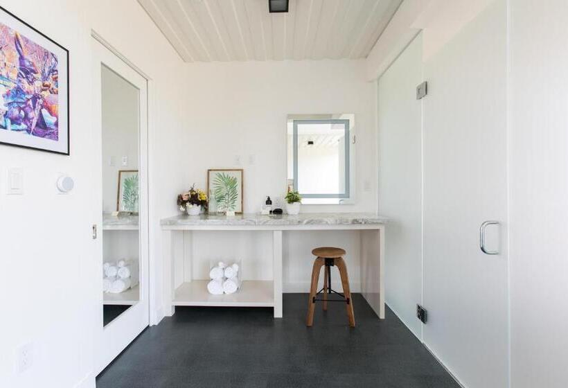 חדר סטנדרט עם מיטת קינג, Geneseo Inn