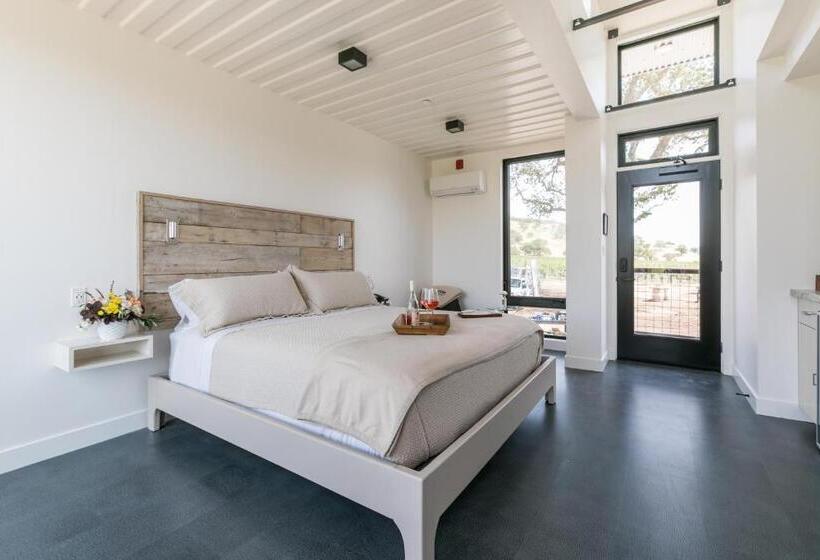 חדר סטנדרט עם מיטת קינג, Geneseo Inn