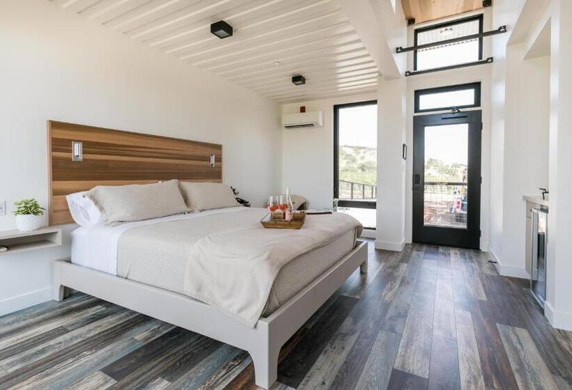 חדר סטנדרט עם מיטת קינג, Geneseo Inn