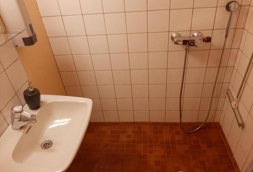 غرفة عائلية, Li Kaatrahovi