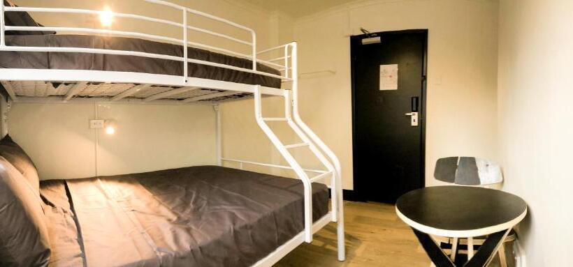 اتاق استاندارد سه تخته با سرویس بهداشتی مشترک, Brisbane Quarters