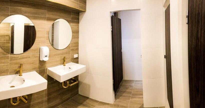 اتاق استاندارد سه تخته با سرویس بهداشتی مشترک, Brisbane Quarters