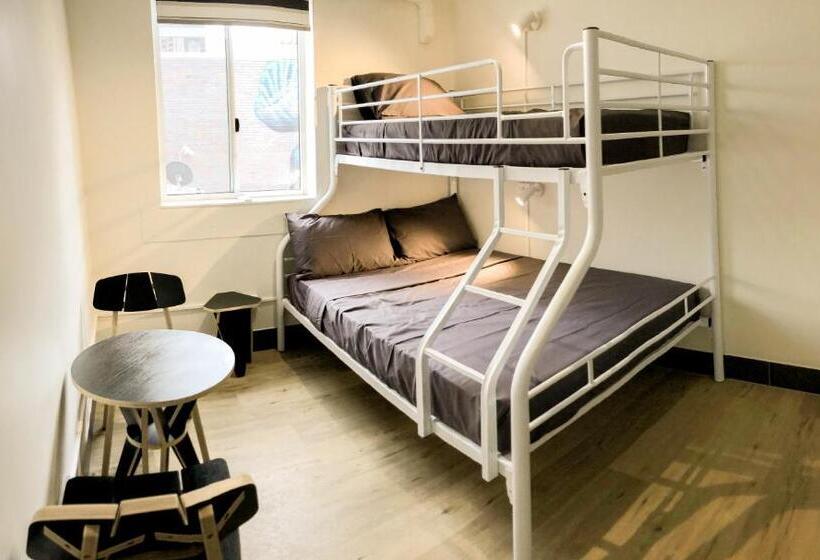 اتاق استاندارد سه تخته با سرویس بهداشتی مشترک, Brisbane Quarters