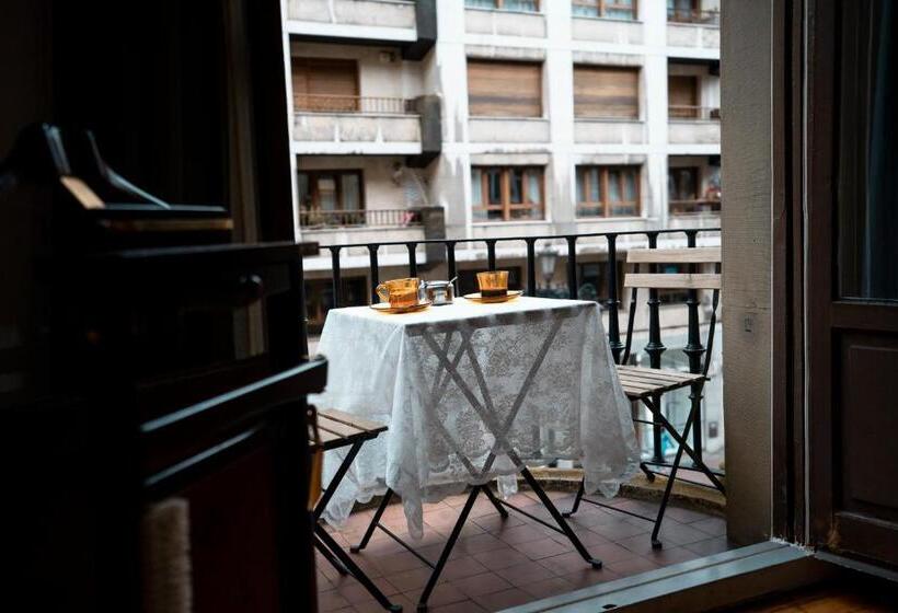 اتاق استاندارد با سرویس بهداشتی مشترک, Hihome Hostel