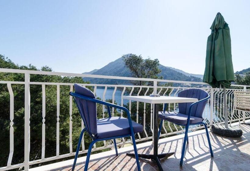 إستوديو قياسى مطل على البحر مزوَّد بشرفة, Guesthouse Sobra