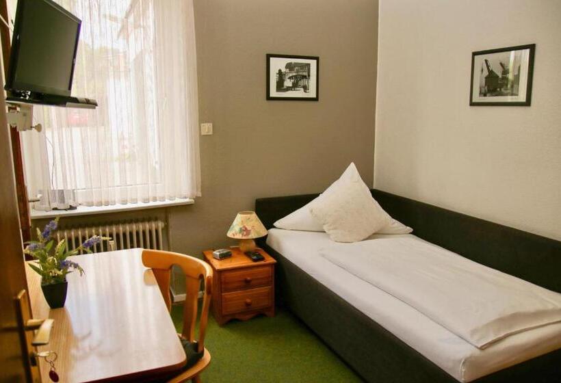 Economy Room, Meiendorfer Park Free Parking