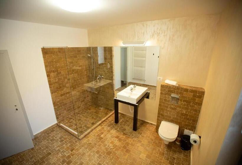 اتاق استاندارد سه نفره, Renato House