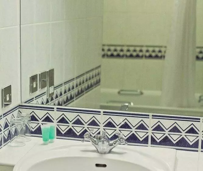 スタンダードトリプルルーム, Abbey Lodge