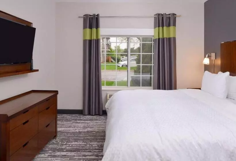 キングサイズベッドのスイートルーム, Four Points By Sheraton Mount Prospect O’hare