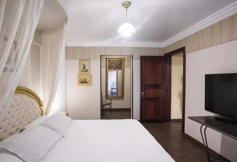 Presidenttisviitti, Lang Palace Fica No Centro Da Cidade