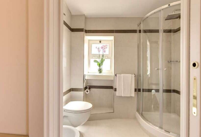 חדר משפחתי, Pinewood Hotel Rome