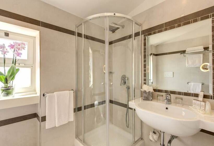 חדר משפחתי, Pinewood Hotel Rome