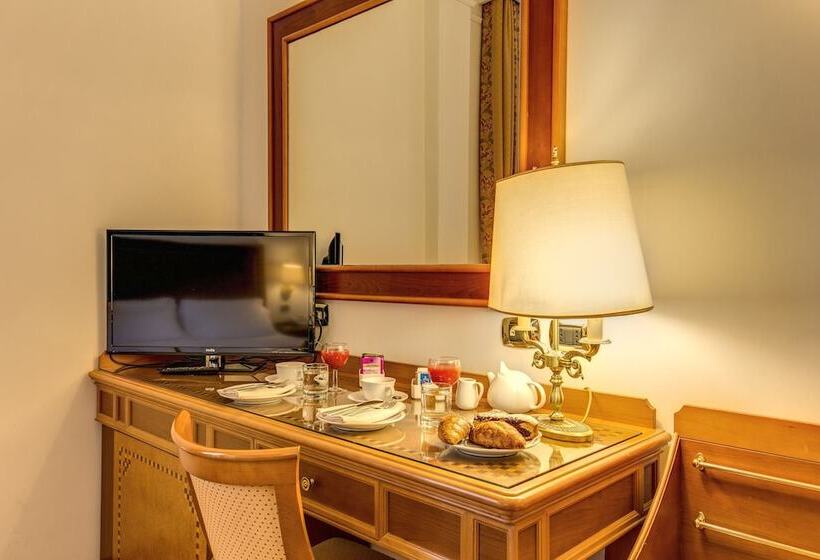 חדר משפחתי, Pinewood Hotel Rome