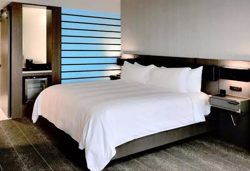 Deluxe-huone King-vuode, Renaissance Reno Downtown Hotel & Spa