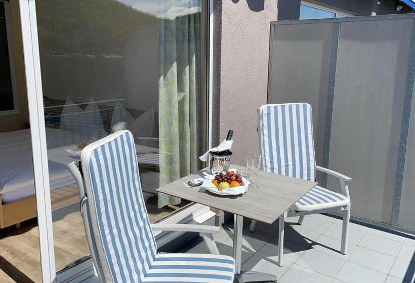 חדר סופריור, Tresa Bay