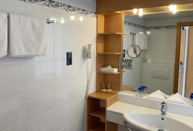 חדר סופריור, Tresa Bay