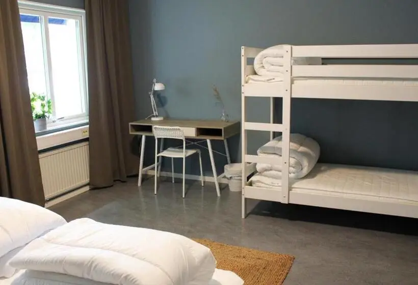 スタンダード４人部屋, De La Gardie Park Vandrarhem Hostel