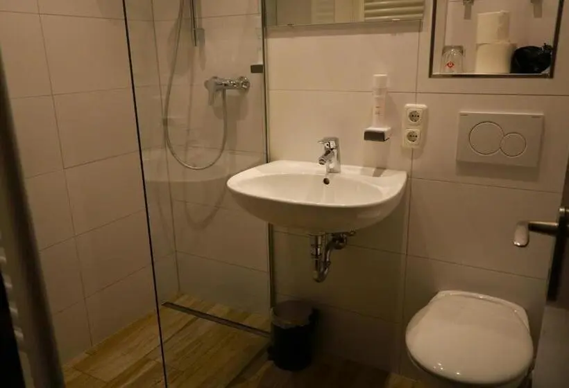 Camera Standard, Casa Maria