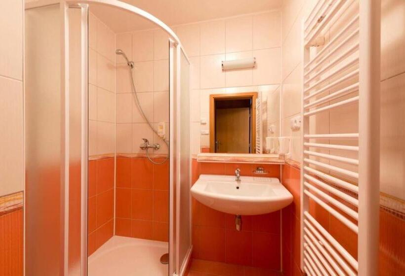 Habitación Familiar, Svratka