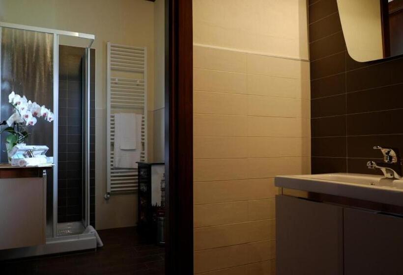 جناح, Tre Colline In Langa