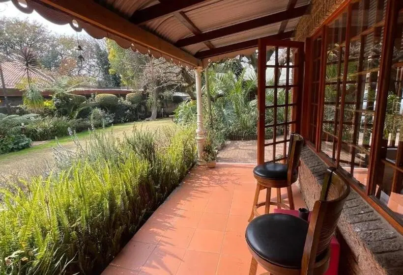 庭の見える1ベッドルームアパートメント, Hidden Gem Art Guesthouse , One Of A Kind