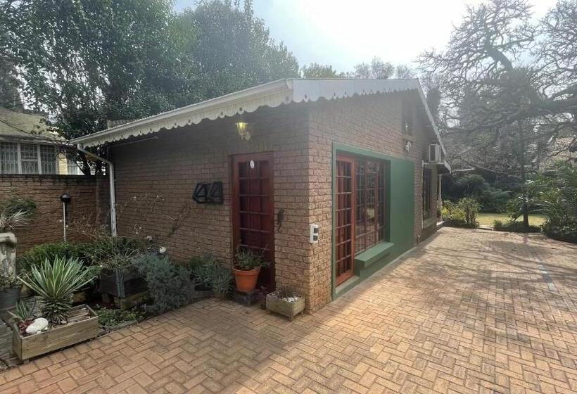 آپارتمان 1 خوابه با چشم‌انداز باغ, Hidden Gem Art Guesthouse , One Of A Kind