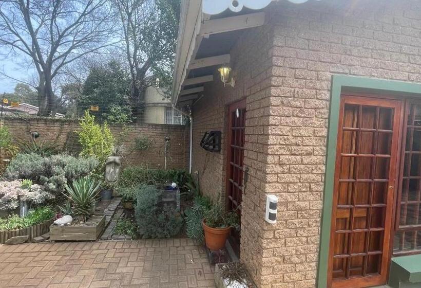 آپارتمان 1 خوابه با چشم‌انداز باغ, Hidden Gem Art Guesthouse , One Of A Kind