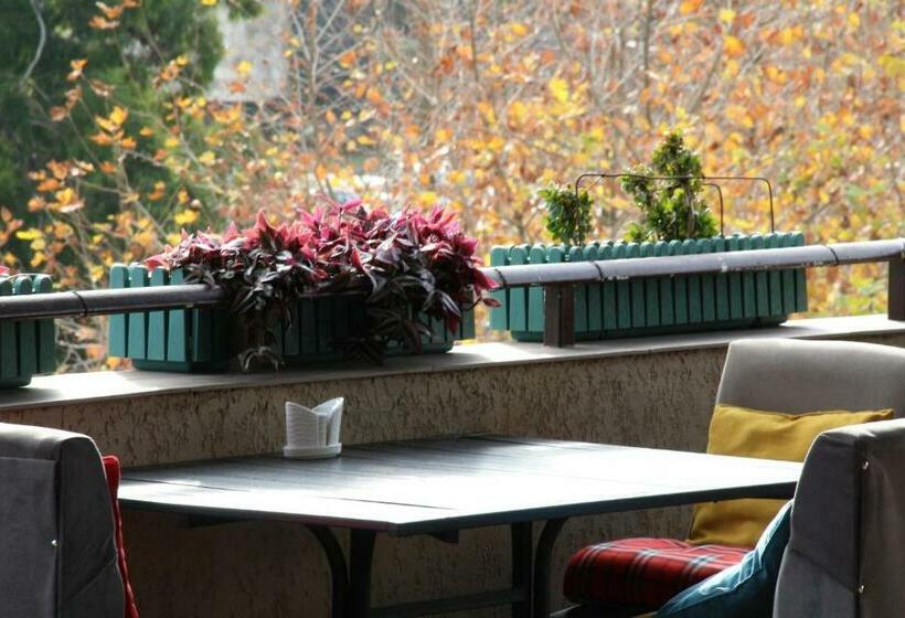 اتاق استاندارد سه تخته با بالکن, Tskaltubo Hotel Terrace