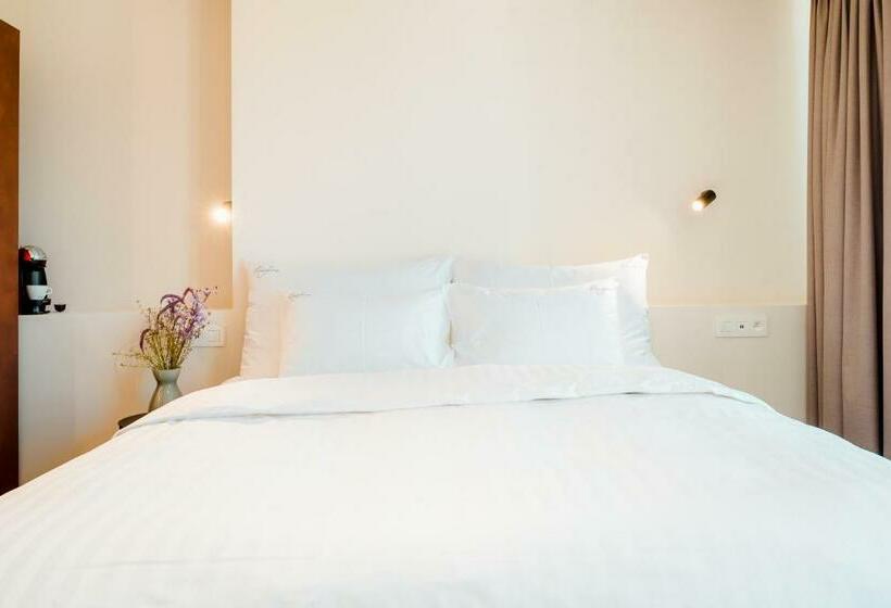 デラックスルーム, Heirloom   The Librarian