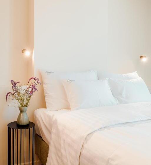 スタンダードルーム, Heirloom   The Librarian