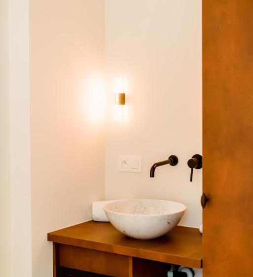 スタンダードルーム, Heirloom   The Librarian