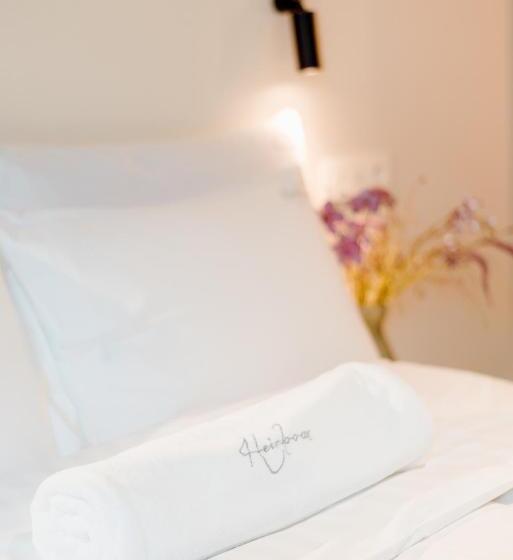 スタンダードルーム, Heirloom   The Librarian