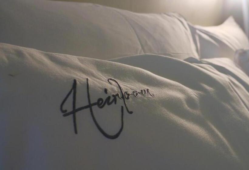 テラス付きスタンダードルーム, Heirloom   The Librarian