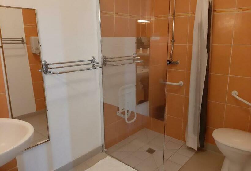 장애인을 위한 킹사이즈 침대 스탠다드 룸, Home Des Pins Sarl