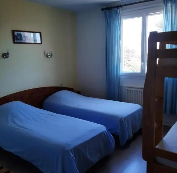 スタンダード４人部屋, Home Des Pins Sarl