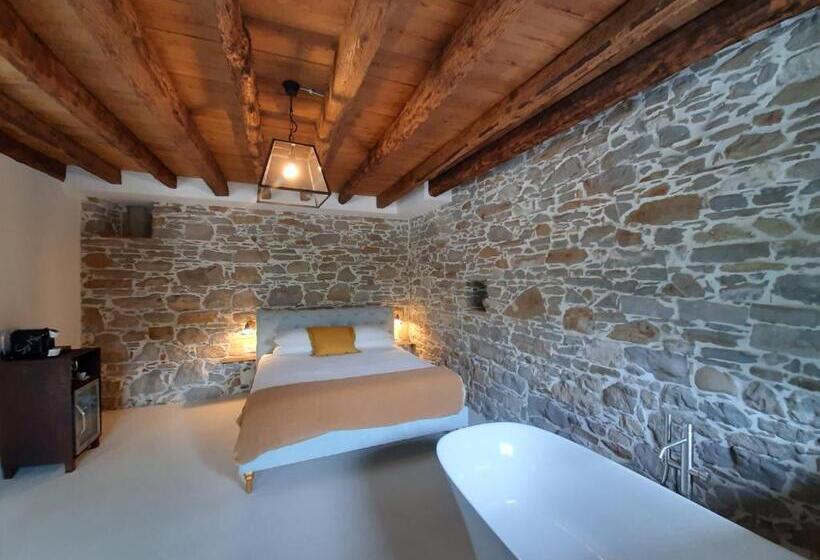 سوئیت با تخت بزرگ, Dvor Vipolže