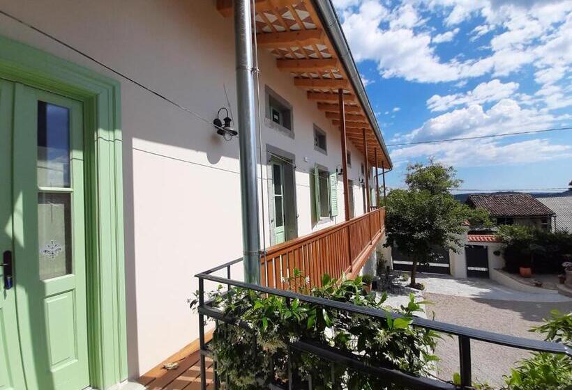 اتاق استاندارد با چشمانداز باغ, Dvor Vipolže