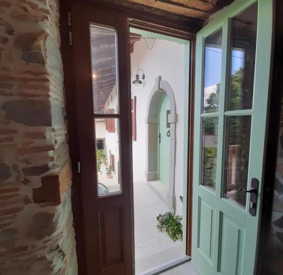 سوییت اجرایی, Dvor Vipolže