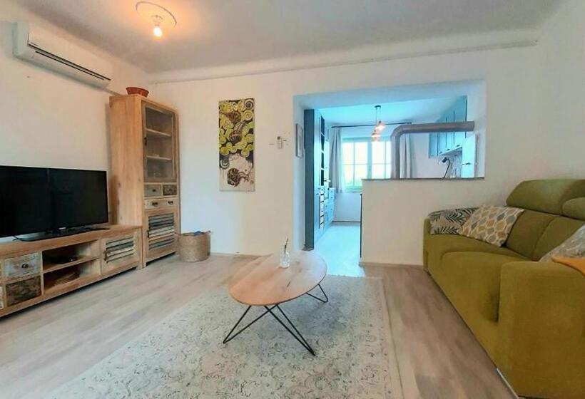 آپارتمان 1 خوابه با چشمانداز استخر, Dvor Vipolže