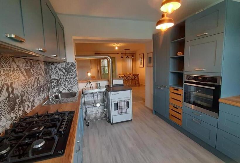 آپارتمان 1 خوابه با چشمانداز استخر, Dvor Vipolže