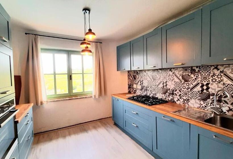 آپارتمان 1 خوابه با چشمانداز استخر, Dvor Vipolže