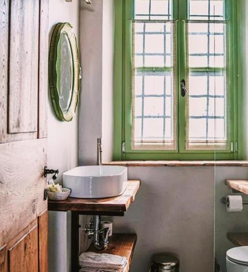 سوییت اجرایی, Dvor Vipolže