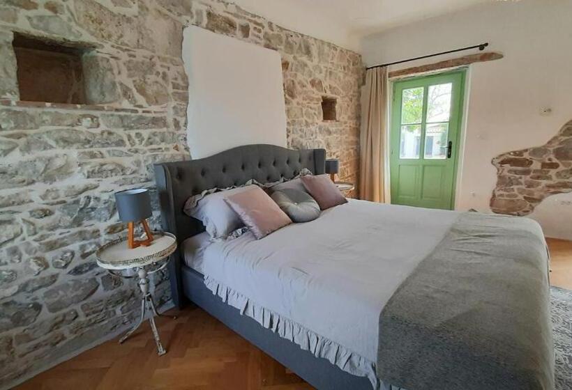 آپارتمان 1 خوابه با چشمانداز استخر, Dvor Vipolže